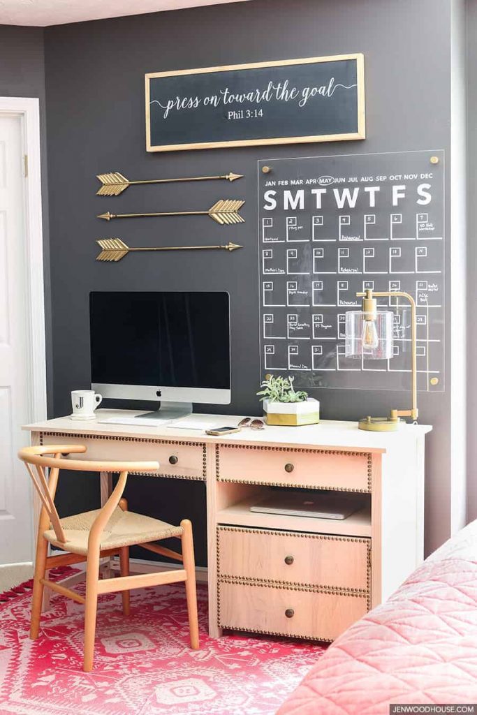 Use Accent Pieces/ Artifacts In The Office Space
