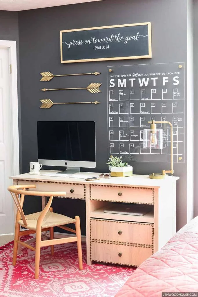 Use Accent Pieces/ Artifacts In The Office Space